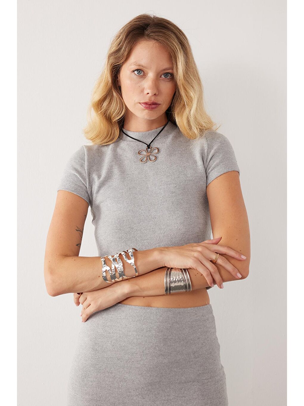 Kadın Slim Fit Dar Kesim Yarım Balıkçı Yaka Kısa Kollu Gri Bluz-3