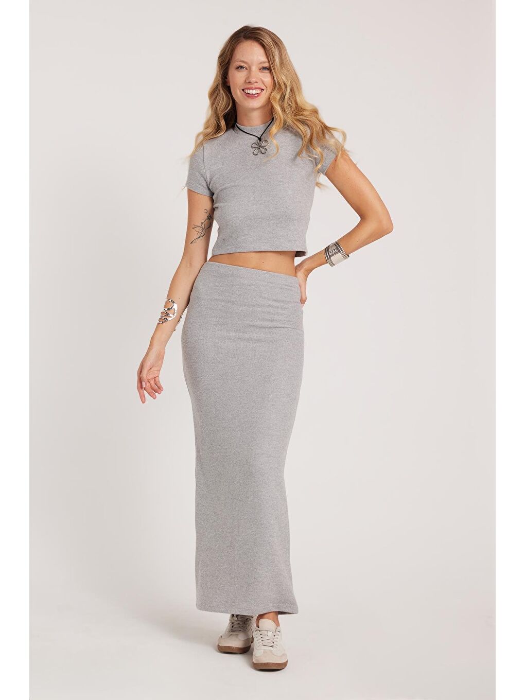 Kadın Slim Fit Dar Kesim Yarım Balıkçı Yaka Kısa Kollu Gri Bluz-4