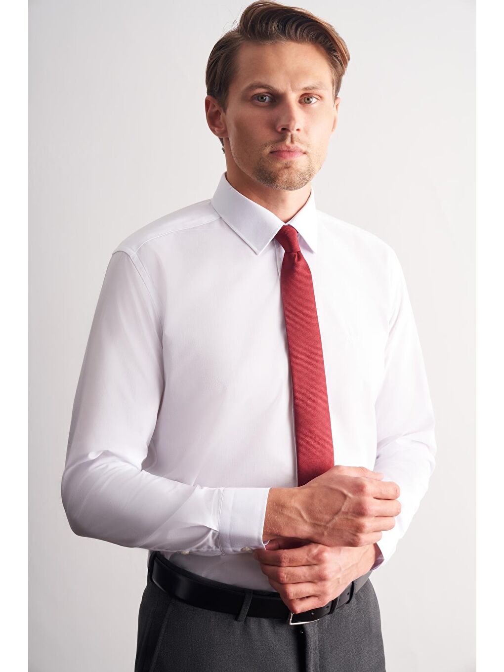 Beyaz Klasik Yaka Uzun Kol Cepsiz Slim Fit Basic Pamuklu Gömlek 1004255057-3