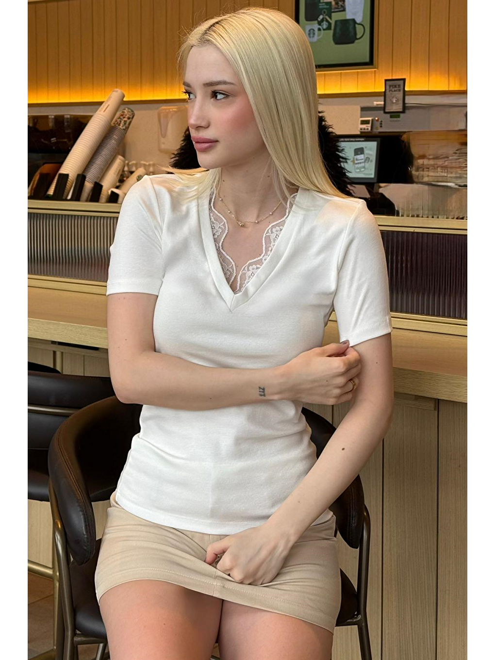 Beyaz V Yaka Dantelli Kadın Tişört Mg2712-2