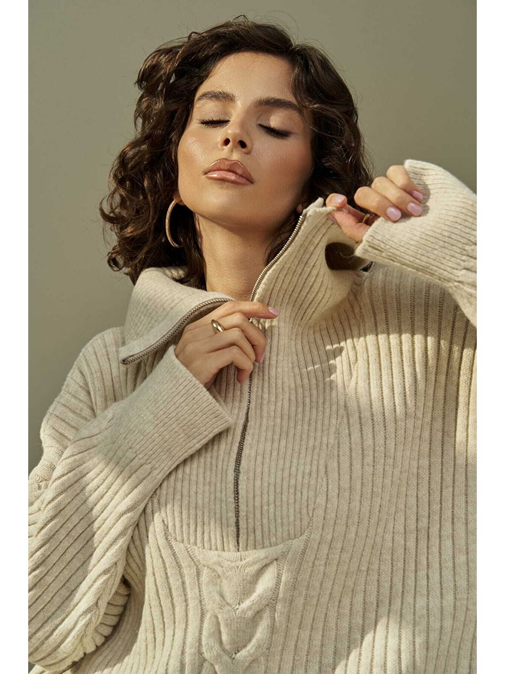Rika Bej Saç Örgü Fermuarlı Triko Kazak-1