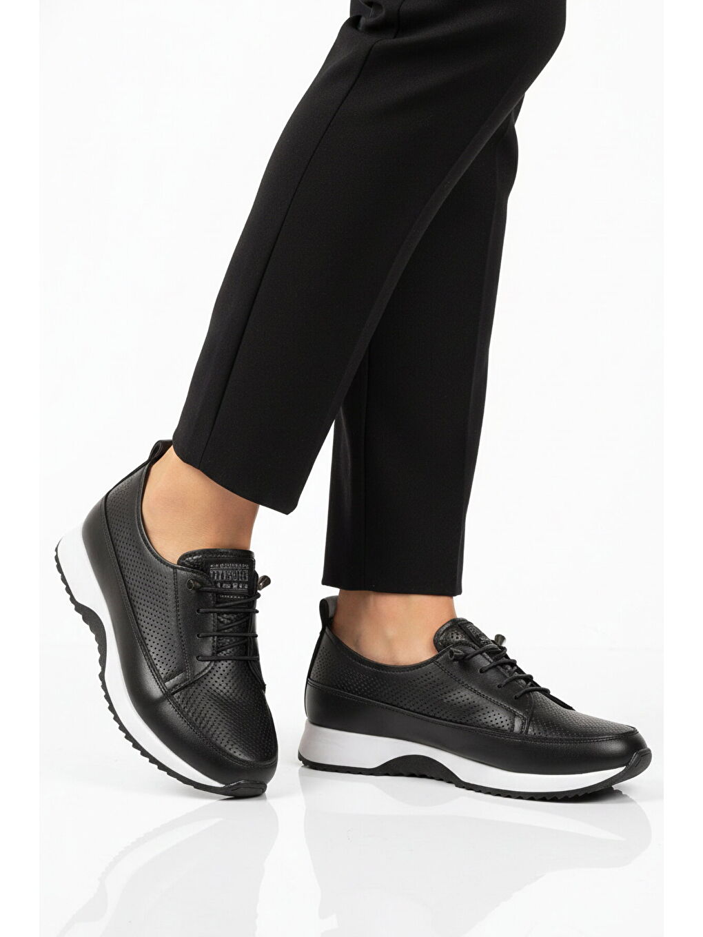Siyah Lastik Bağcıklı Hafif Kadın Casual Ayakkabı 060 Z