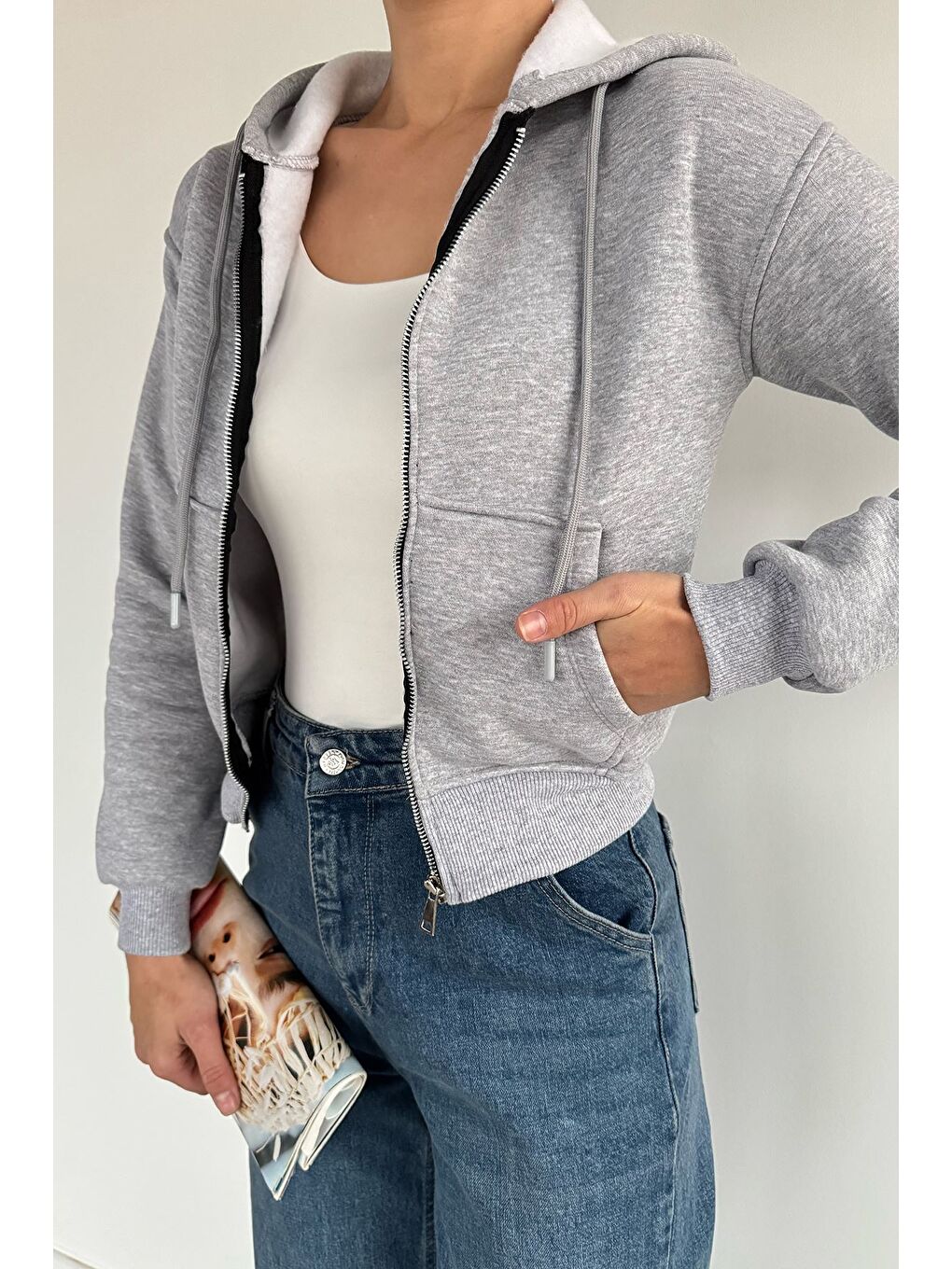 Gri Kadın Kapüşonlu Çift Cepli Ön Fermuarlı Şardonlu Crop Top Sweatshirt-1