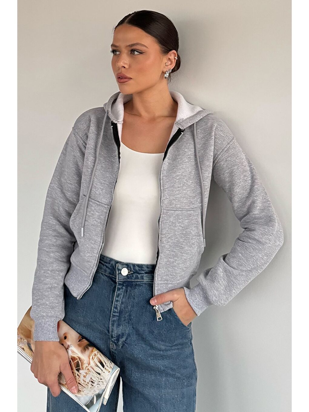 Gri Kadın Kapüşonlu Çift Cepli Ön Fermuarlı Şardonlu Crop Top Sweatshirt-2