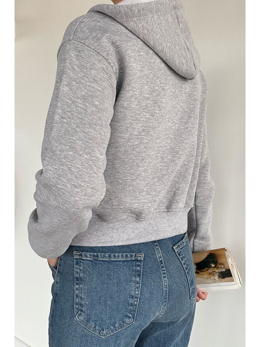 Gri Kadın Kapüşonlu Çift Cepli Ön Fermuarlı Şardonlu Crop Top Sweatshirt-3