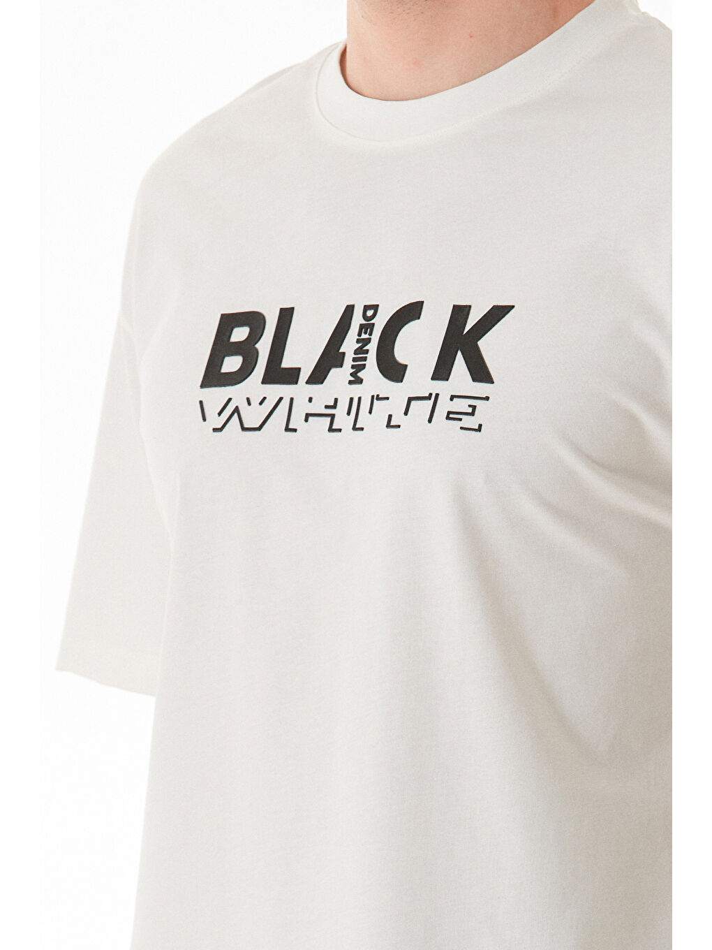 Ekru Black Kabartma Baskılı Tişört-4