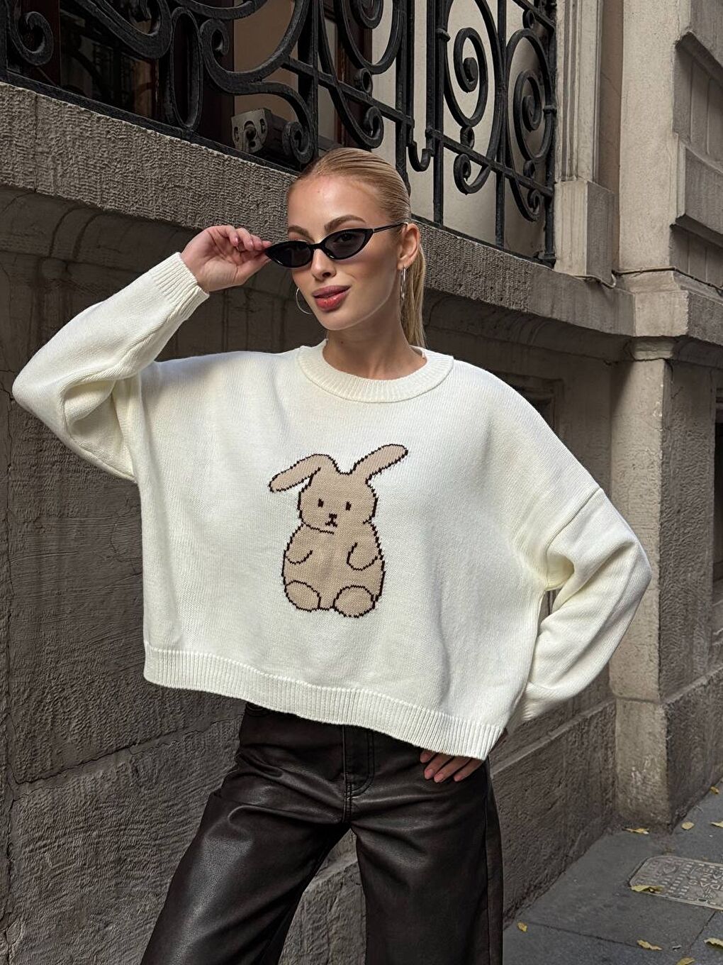 Beyaz Tavşan Desenli Triko Kazak-1