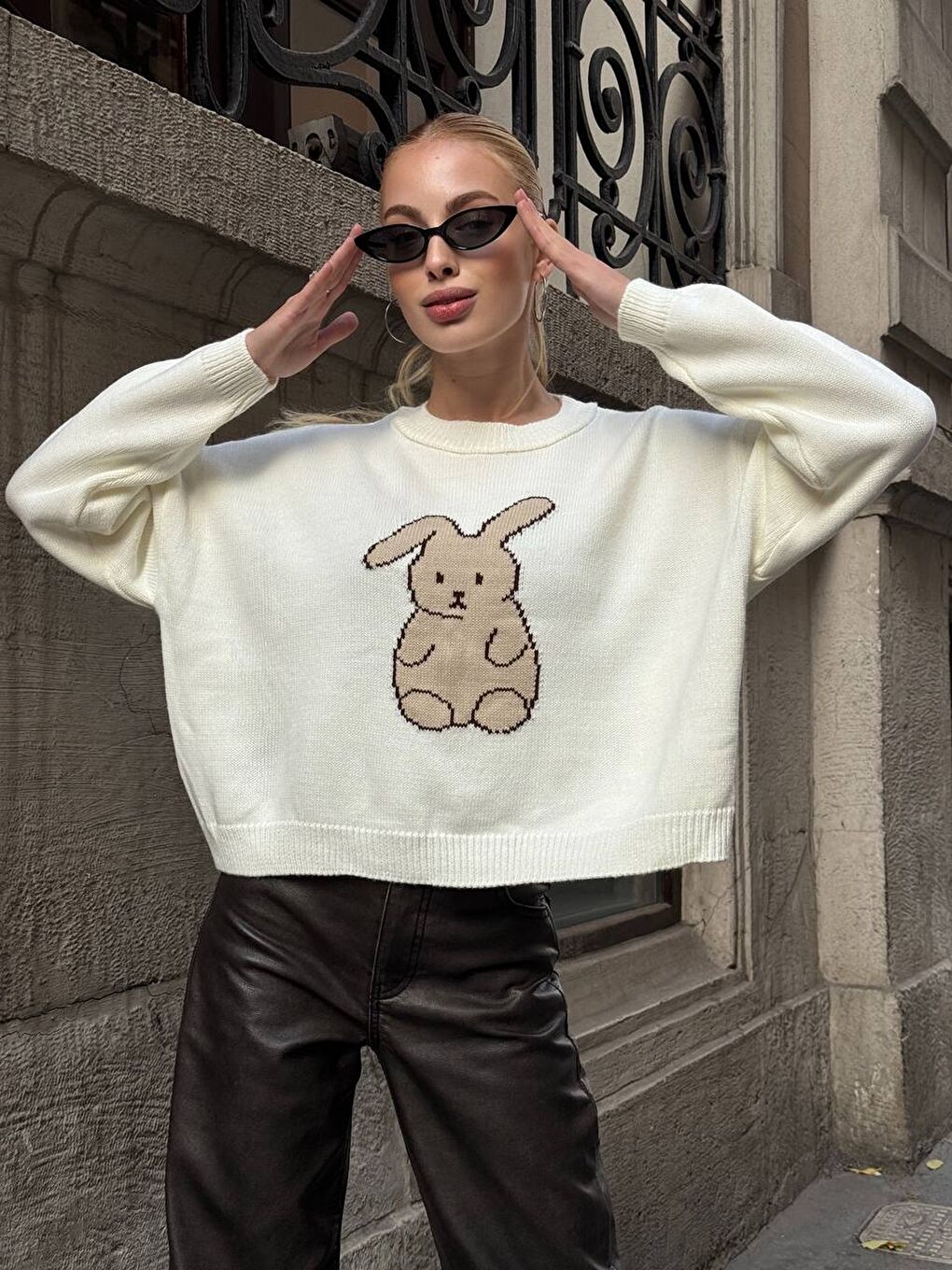 Beyaz Tavşan Desenli Triko Kazak-2