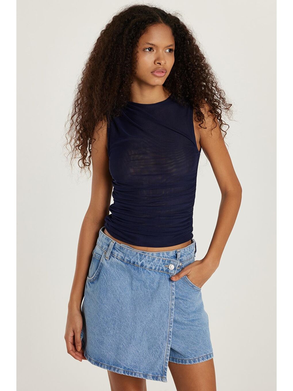 Kadın Slim Fit Sıfır Kol Düz Bisiklet Yaka Lacivert Bluz