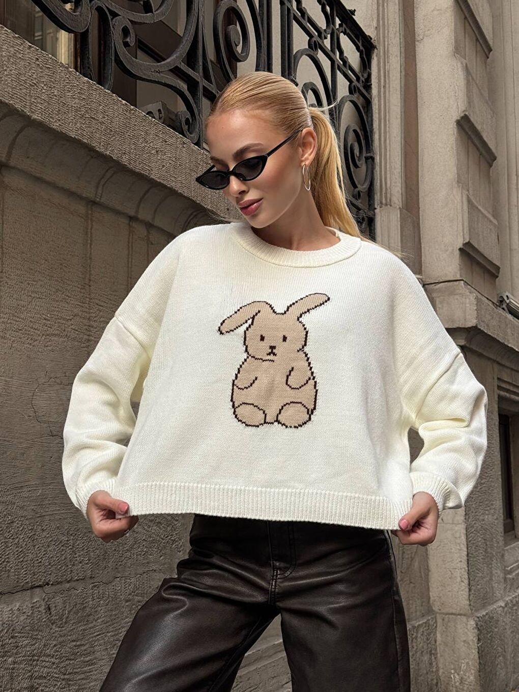 Beyaz Tavşan Desenli Triko Kazak-3