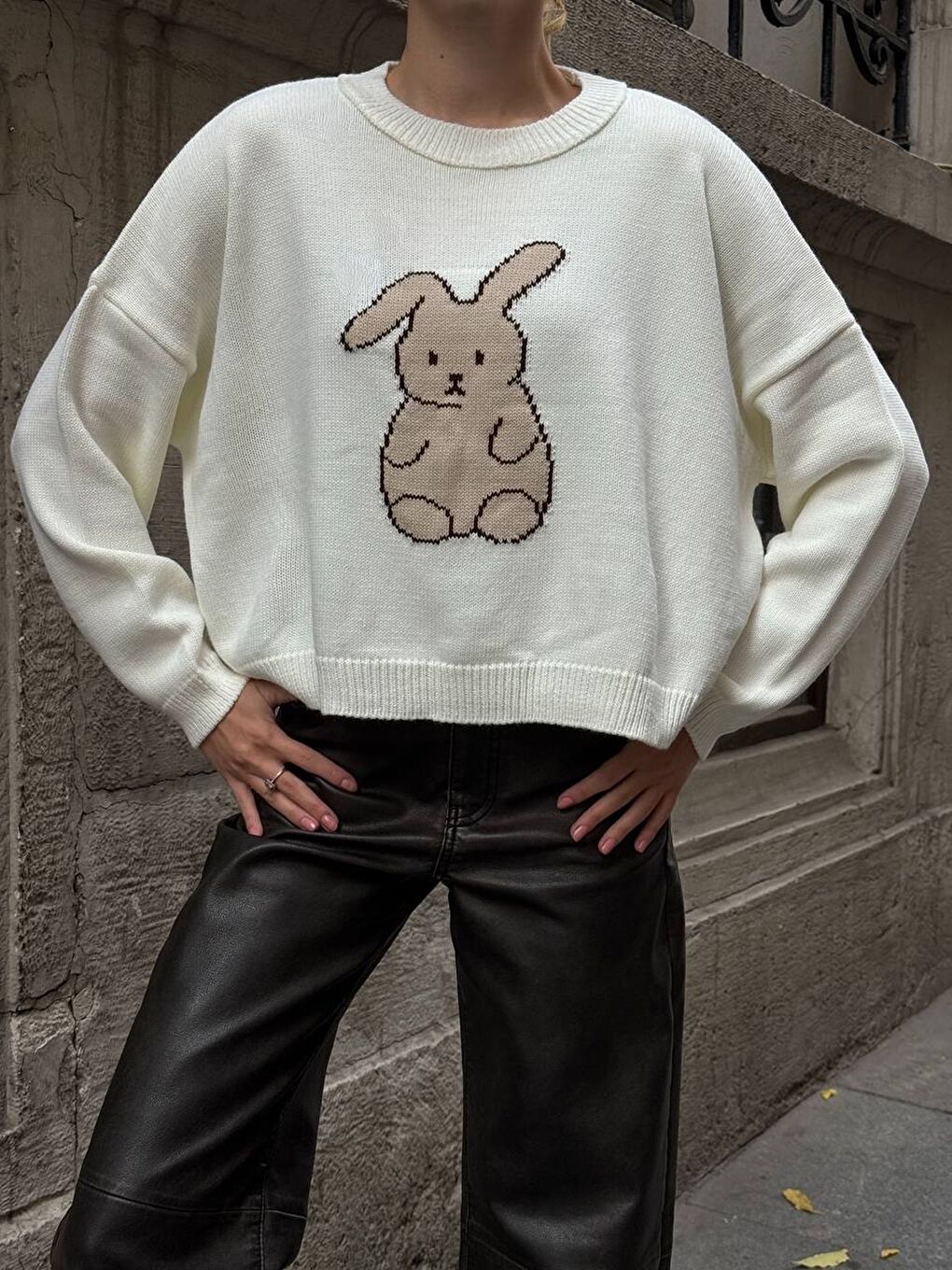 Beyaz Tavşan Desenli Triko Kazak-4