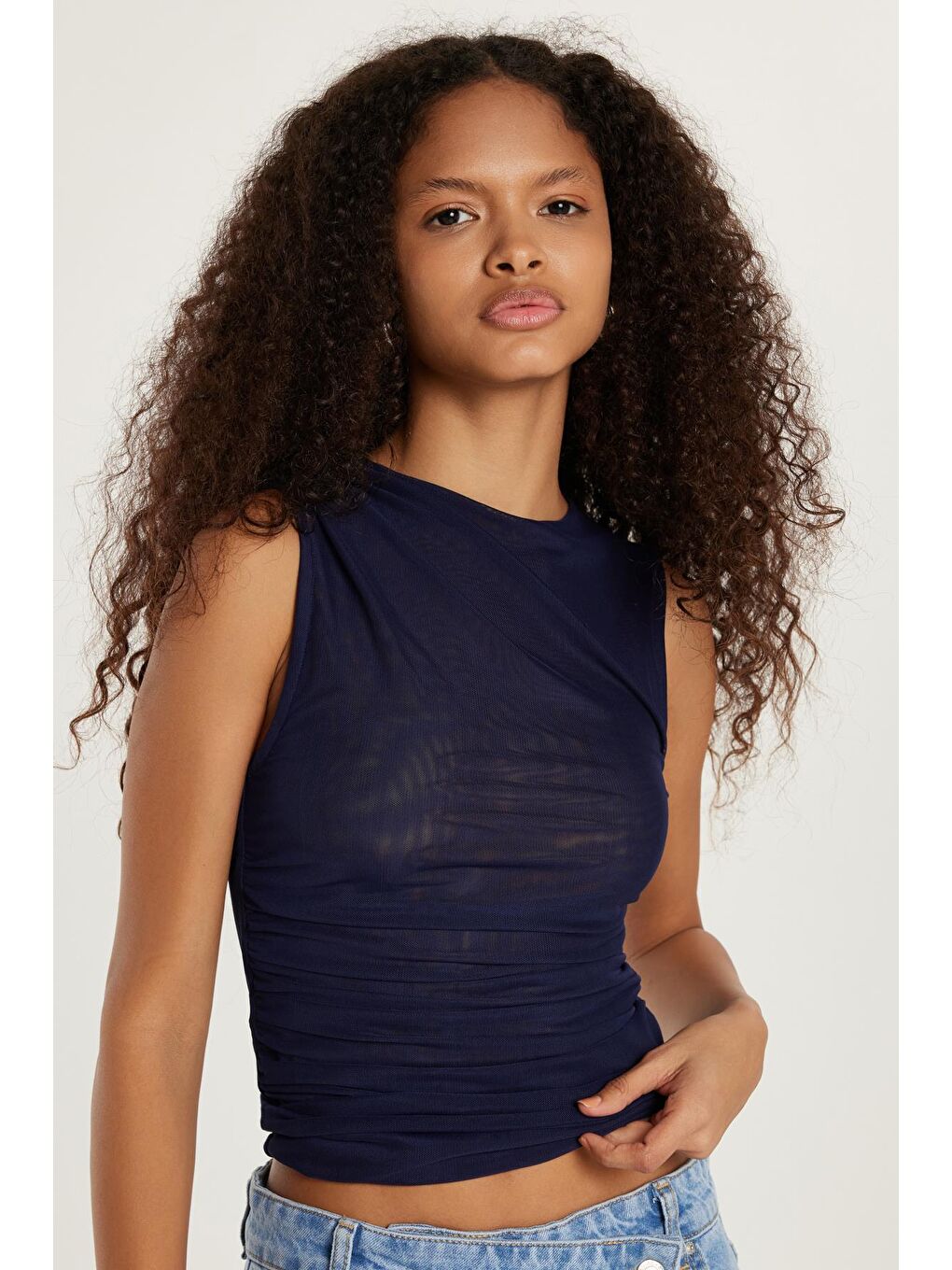 Kadın Slim Fit Sıfır Kol Düz Bisiklet Yaka Lacivert Bluz-1