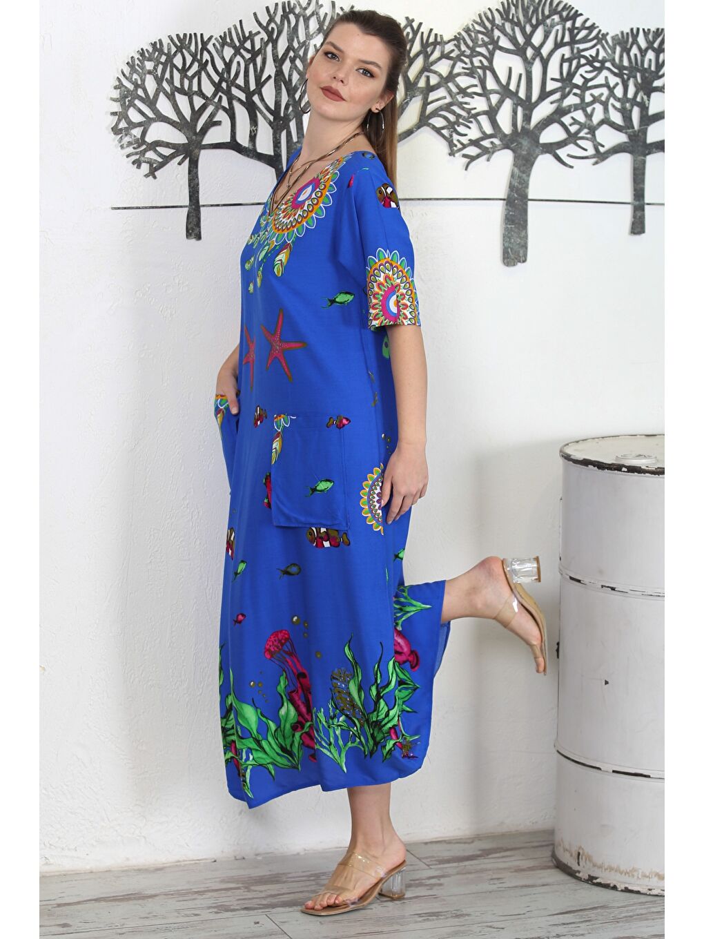 Mavi V Yaka Kısa Kol Çift Cepli Allover Baskılı Casual Dokuma Elbise-3