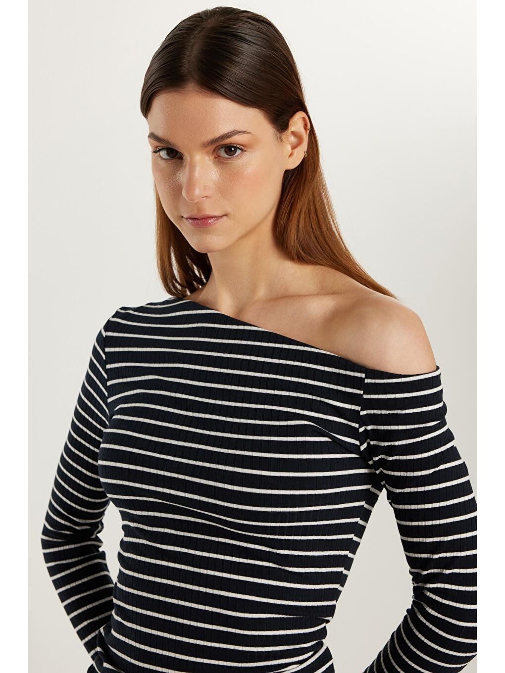 Karışık Kadın Standart Fit Çizgili Asimetrik Yaka Bluz-1