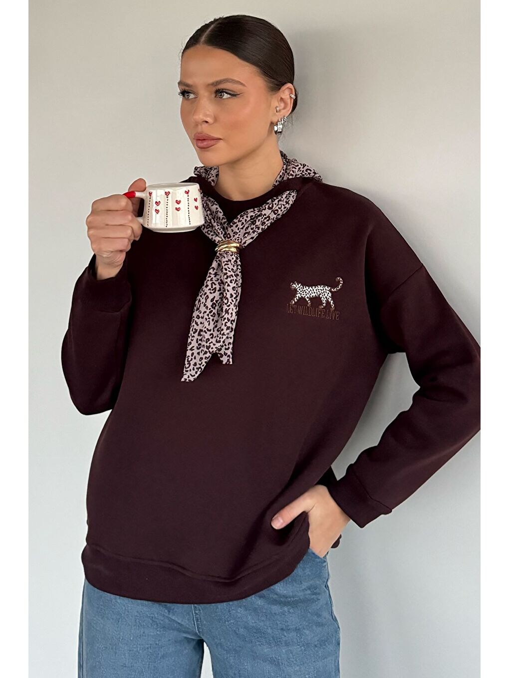 Bordo Kadın Bisiklet Yaka Fular Aksesuarlı Nakışlı Şardonlu Sweatshirt-1