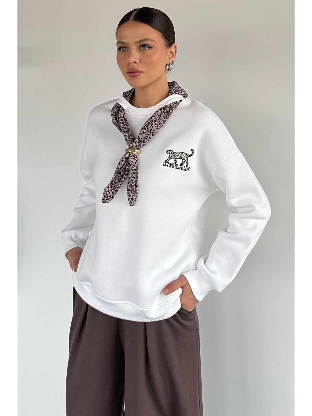 Beyaz Kadın Bisiklet Yaka Fular Aksesuarlı Nakışlı Şardonlu Sweatshirt-1