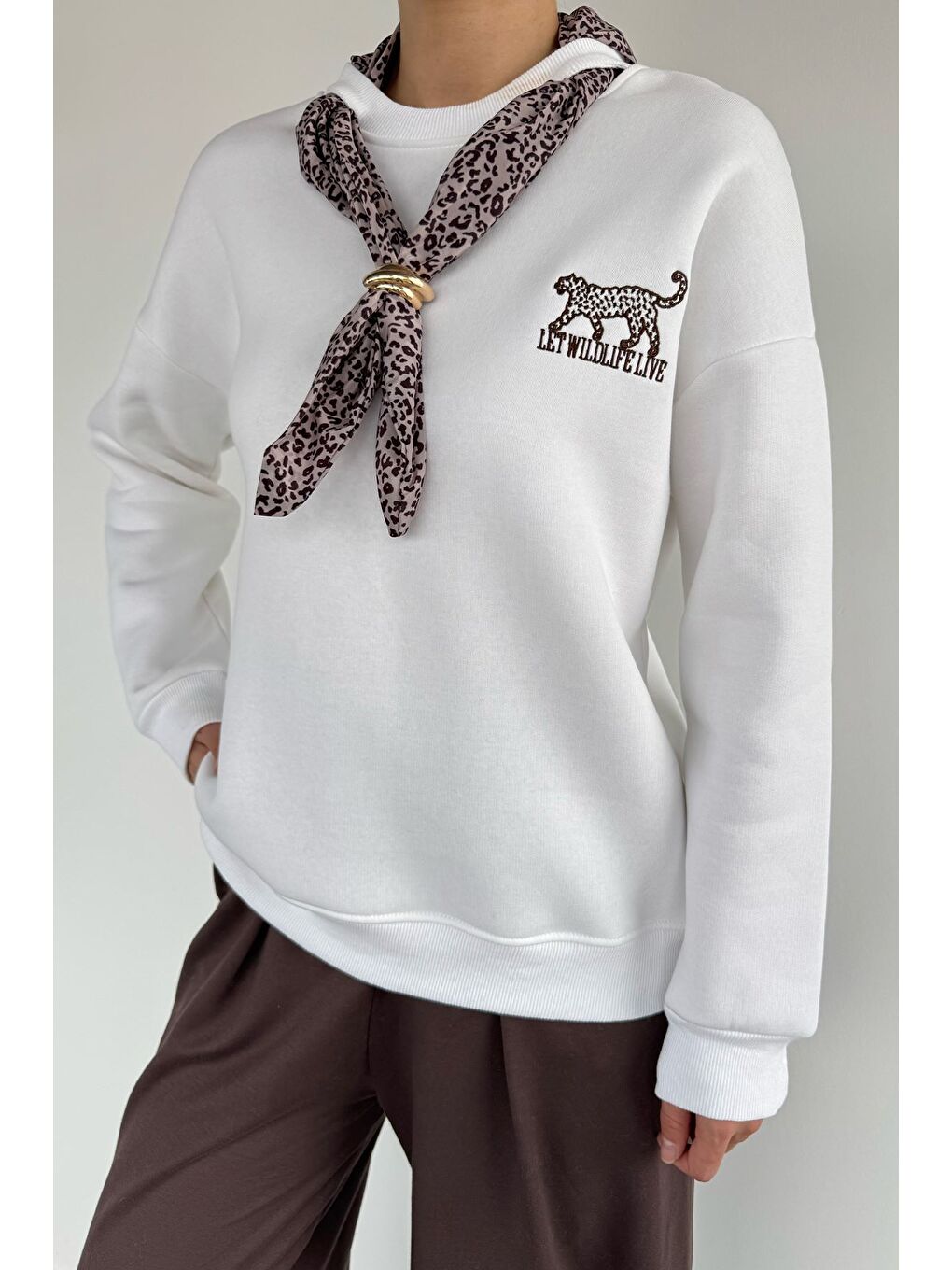 Beyaz Kadın Bisiklet Yaka Fular Aksesuarlı Nakışlı Şardonlu Sweatshirt-2