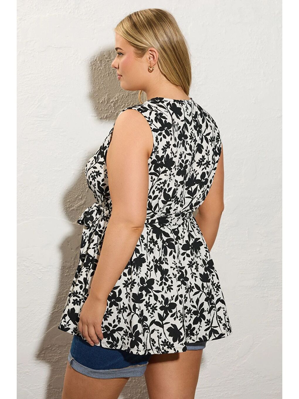 Ekru Büyük Beden V Yaka Sıfır Kol Önü Kuşaklı Desenli Bluz 322682-4