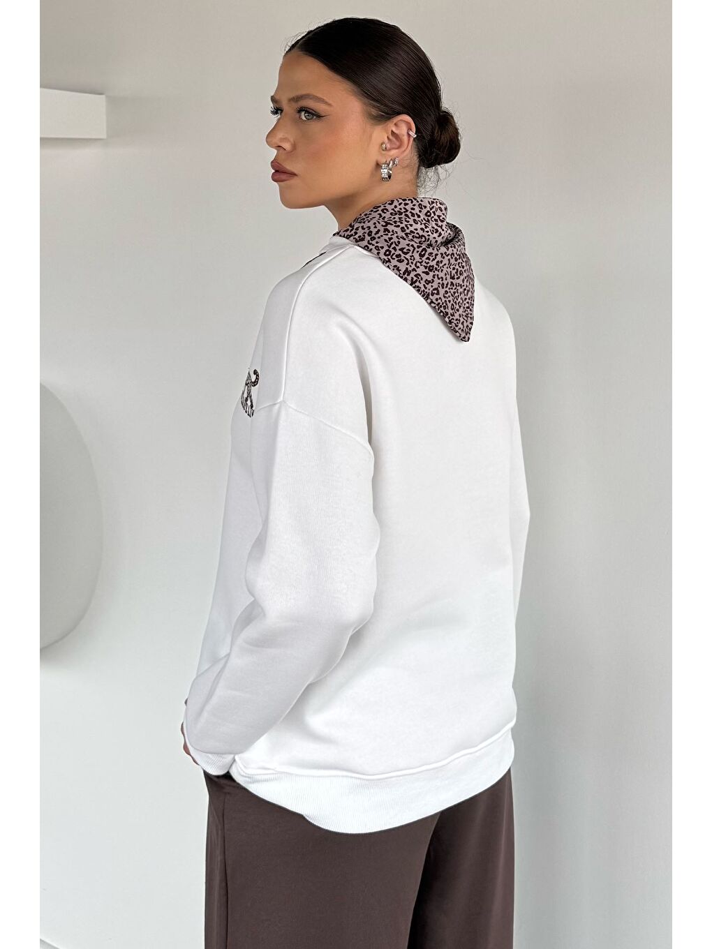 Beyaz Kadın Bisiklet Yaka Fular Aksesuarlı Nakışlı Şardonlu Sweatshirt-3