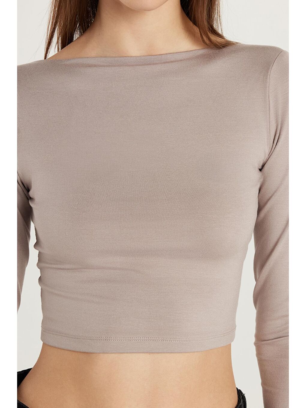 Bej Kadın Slim Fit Dar Kesim Bisiklet Yaka Sırt Detaylı Vizon Bluz-1