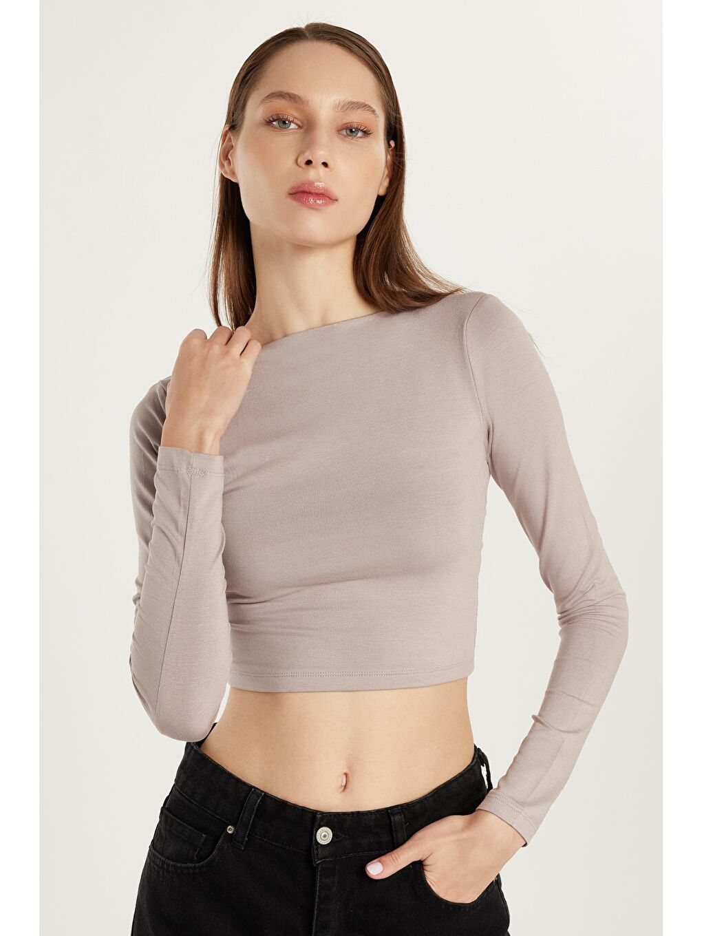 Bej Kadın Slim Fit Dar Kesim Bisiklet Yaka Sırt Detaylı Vizon Bluz-3