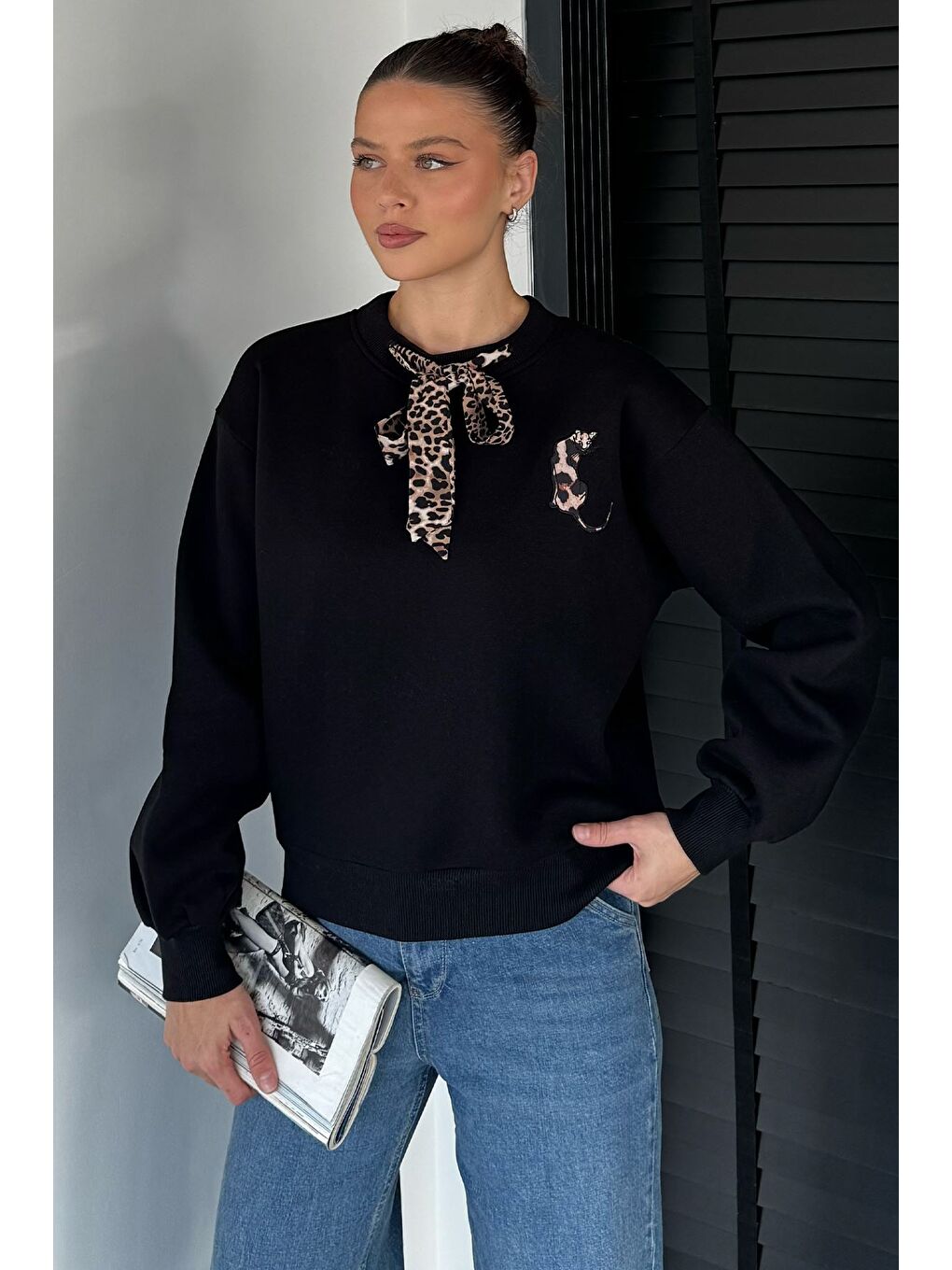 Siyah Fularlı Şardonlu Sweatshirt-1