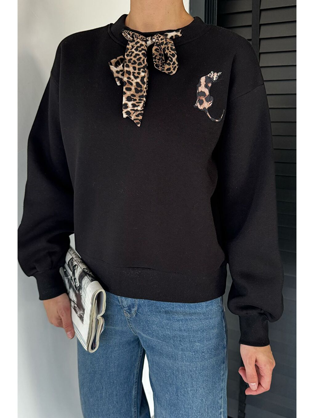 Siyah Fularlı Şardonlu Sweatshirt-2