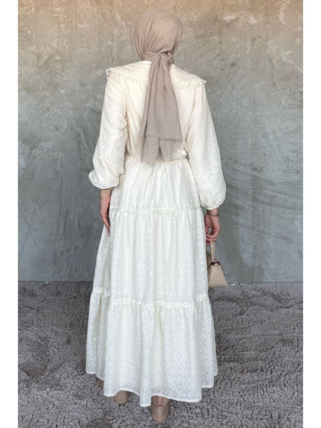 Bej Kendinden Desenli Boydan Düğmeli Fırfırlı Tesettür Elbise-6