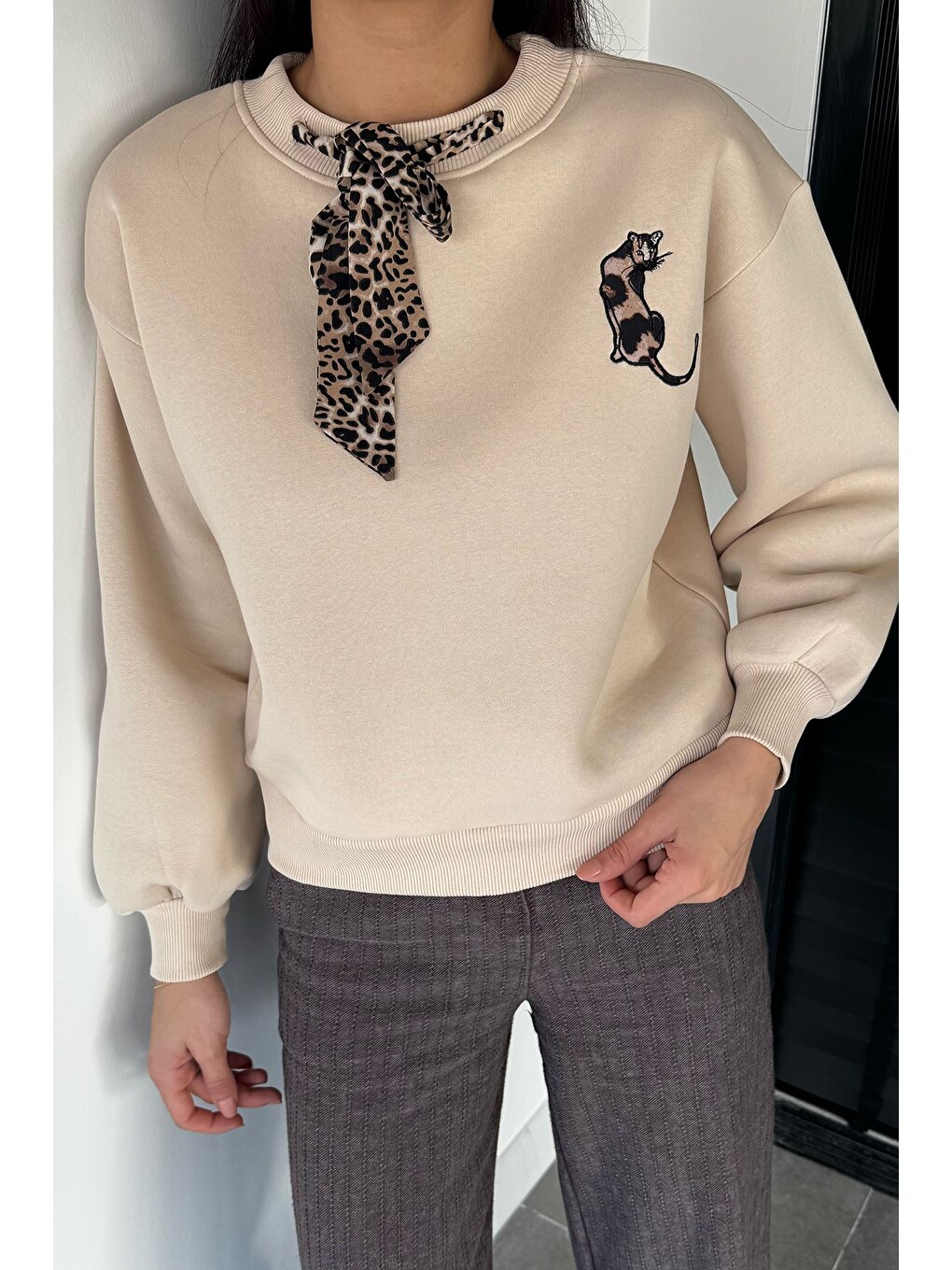 Bej Fularlı Şardonlu Sweatshirt-1
