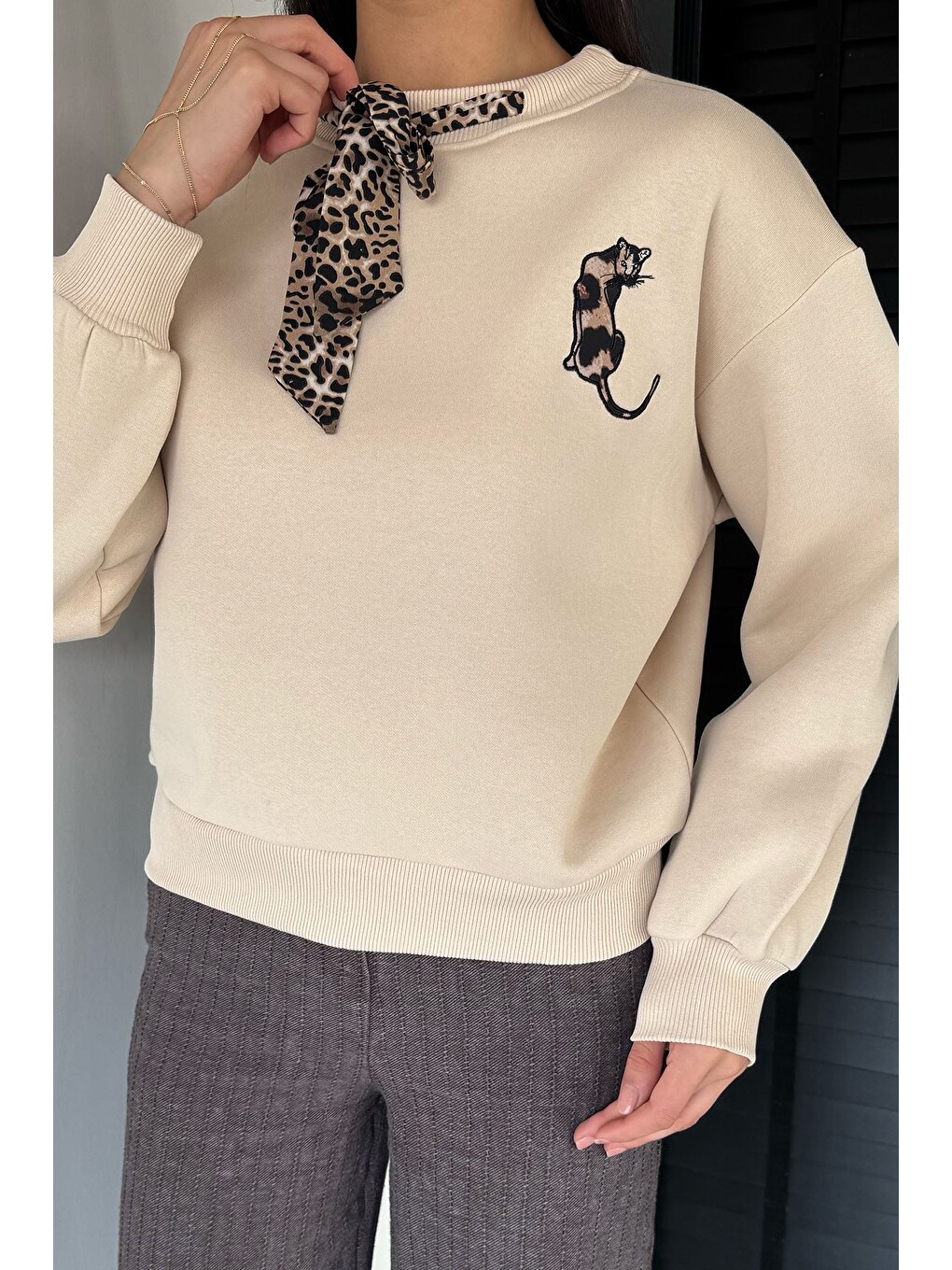Bej Fularlı Şardonlu Sweatshirt-2