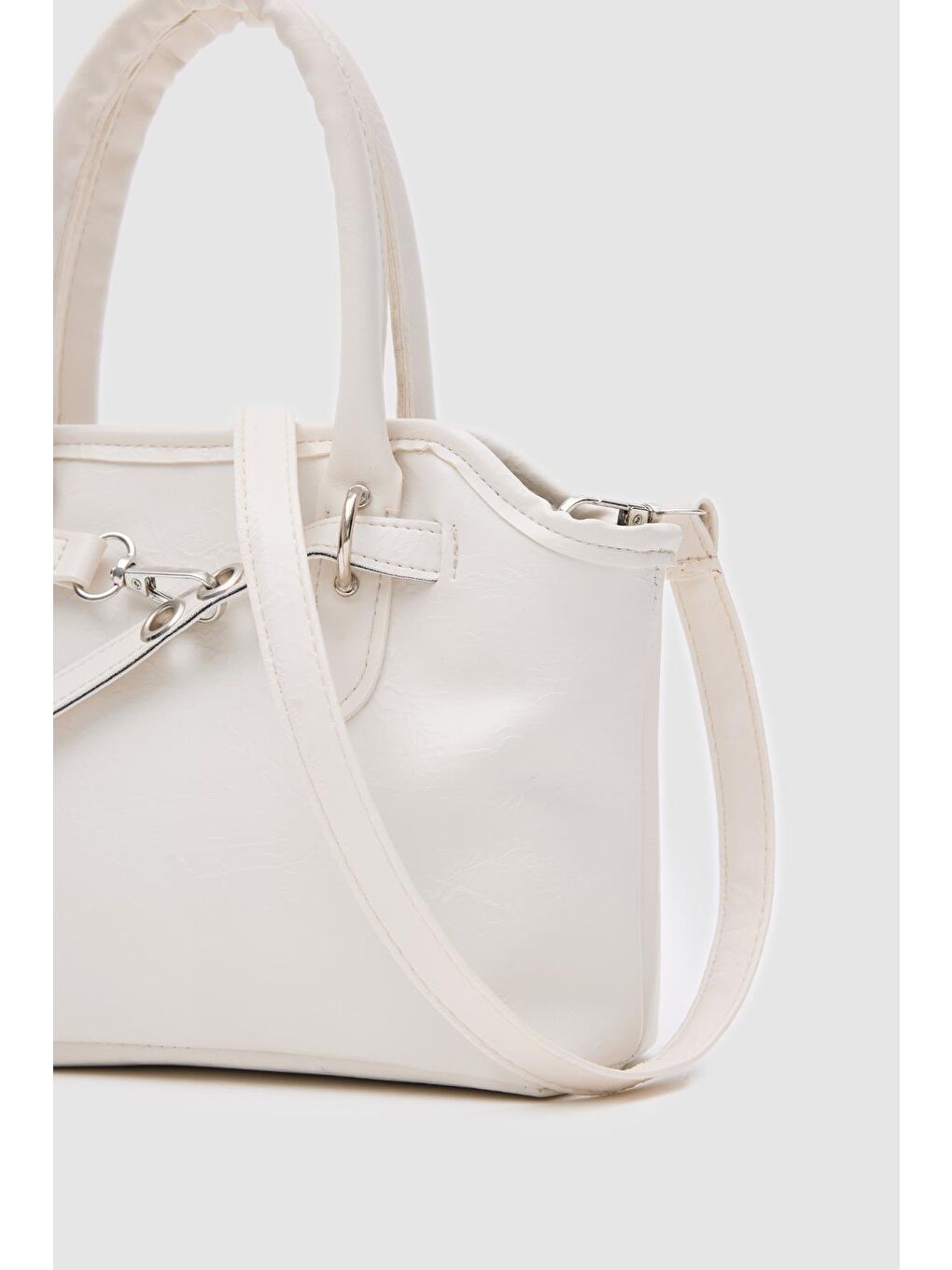 Ekru Perez Kemer Detaylı Çapraz Çanta Krem-4