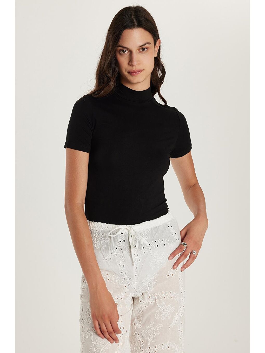 Kadın Standart Fit Kısa Kollu Yarım Balıkçı Yaka Siyah Bluz-1