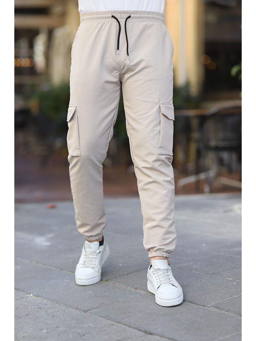 Bej Erkek Paraşüt Kumaş Tarz Cepli Paça Ve Bel Lastikli Jogger Spor Pantolon