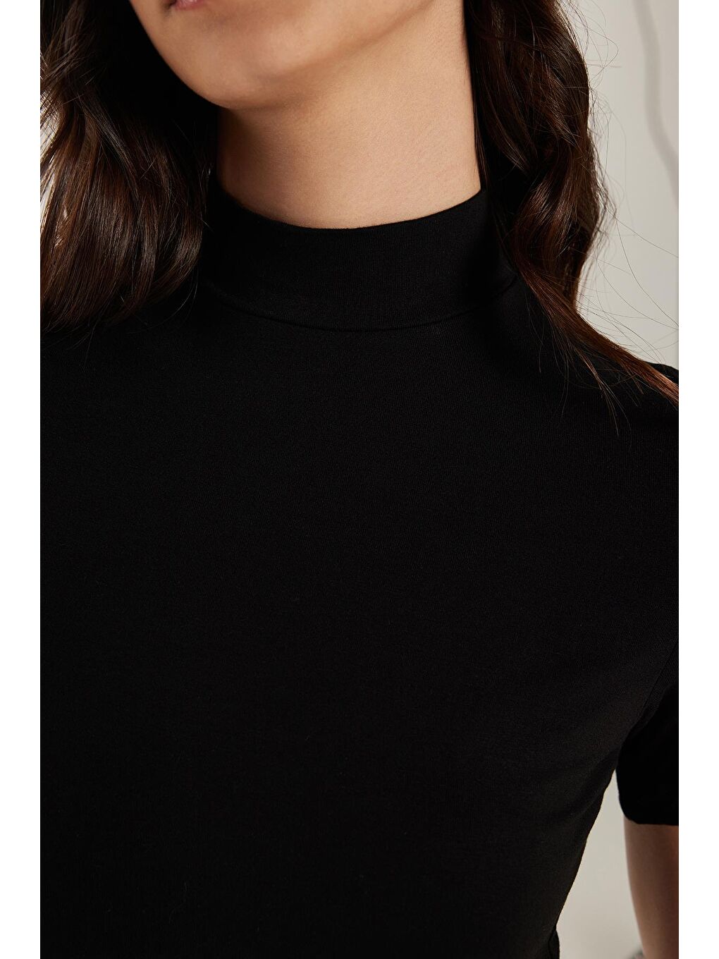 Kadın Standart Fit Kısa Kollu Yarım Balıkçı Yaka Siyah Bluz-2