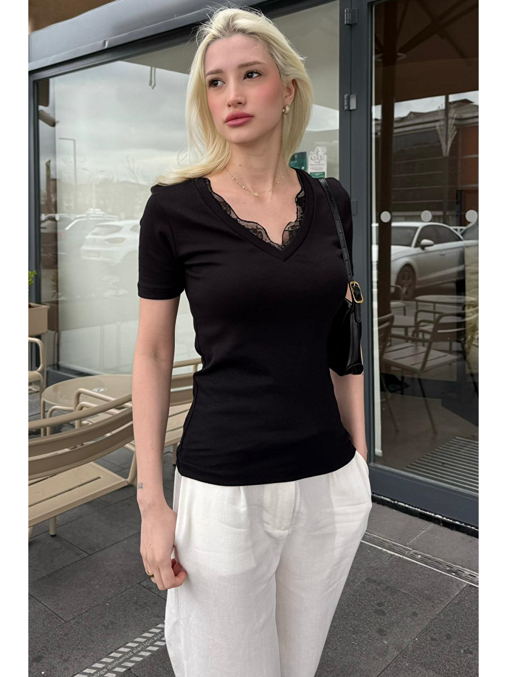 Siyah V Yaka Dantelli Kadın Tişört Mg2712-1