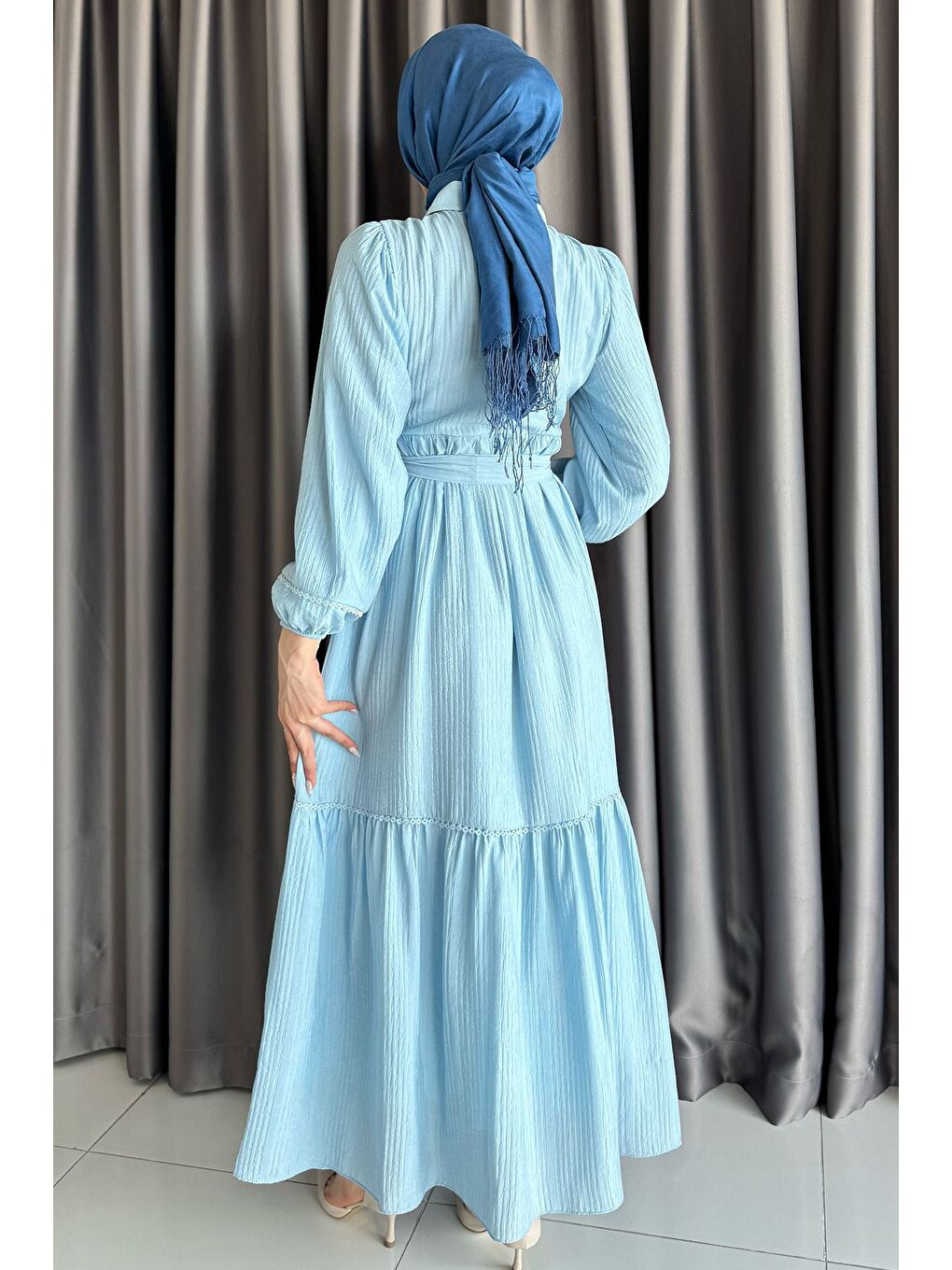 Mavi Ön Yarım Düğmeli Pileli Fırfırlı Tesettür Elbise-3