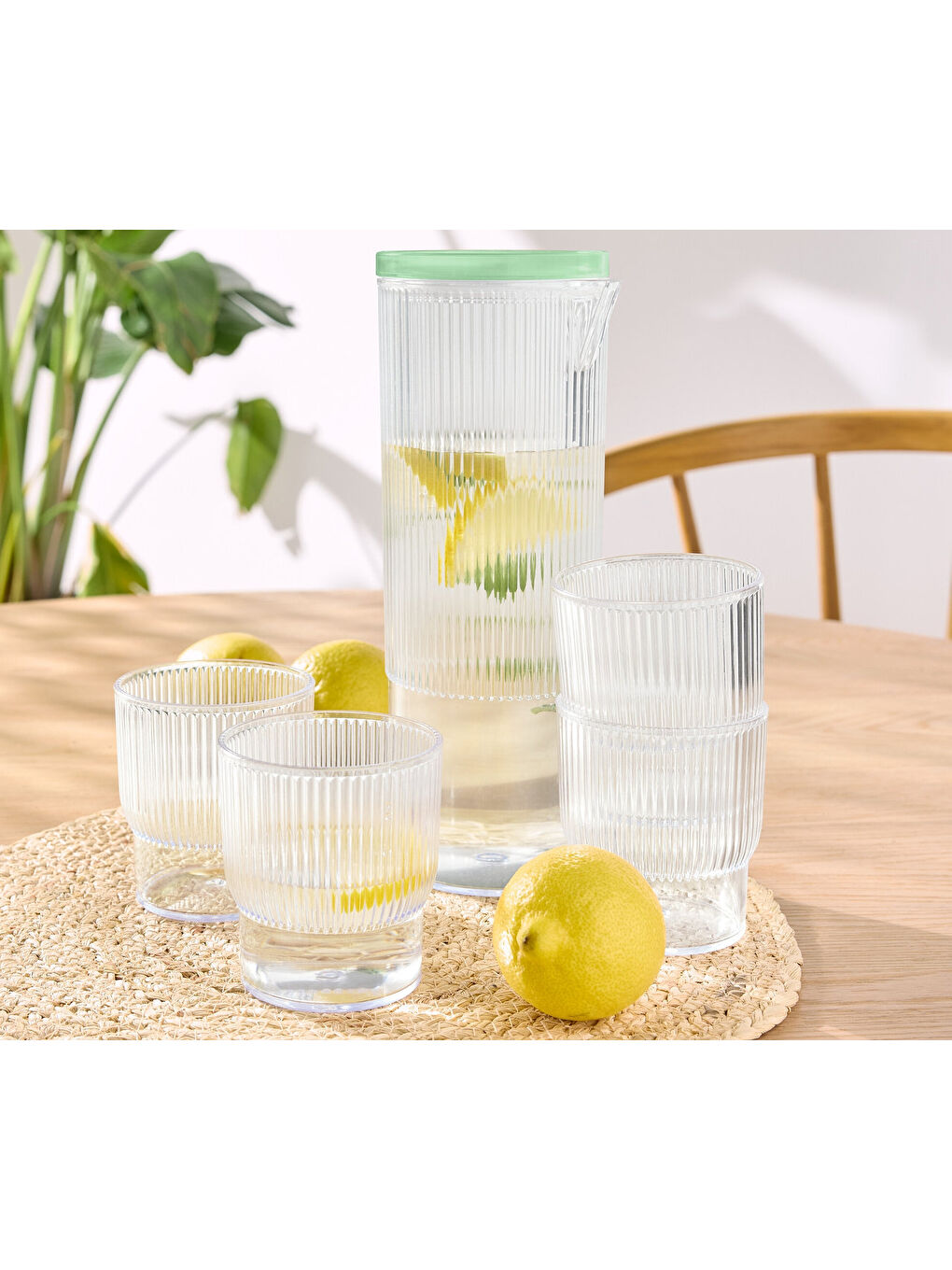 Renksiz 4 Adet Plastik Bardak ve Sürahi