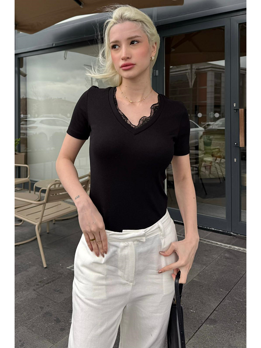 Siyah V Yaka Dantelli Kadın Tişört Mg2712-2