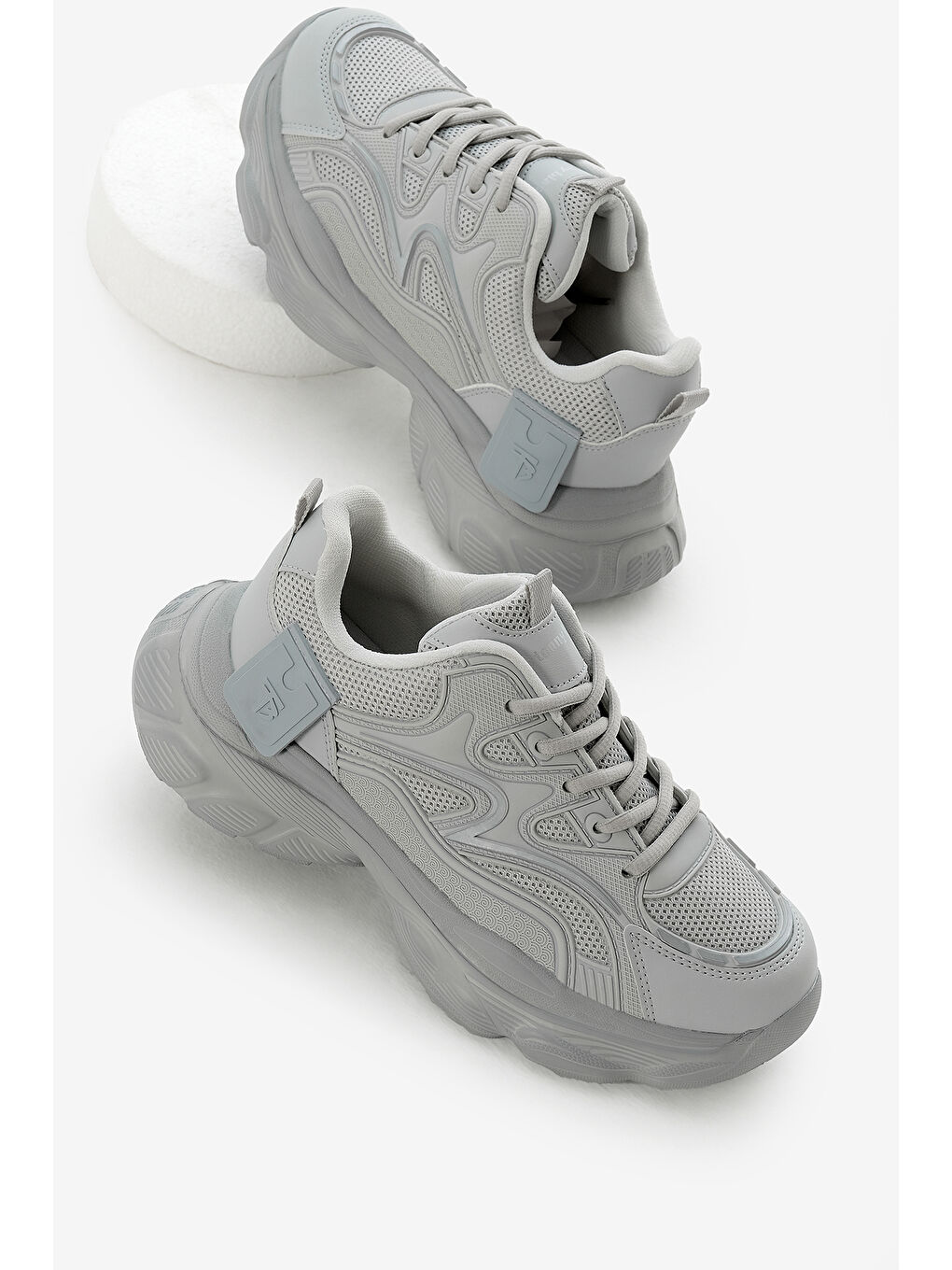 Kadın Gri Yüksek EVA Faylon Taban Nefes Alabilen Kumaş Desenli Bağcıklı Spor Ayakkabı