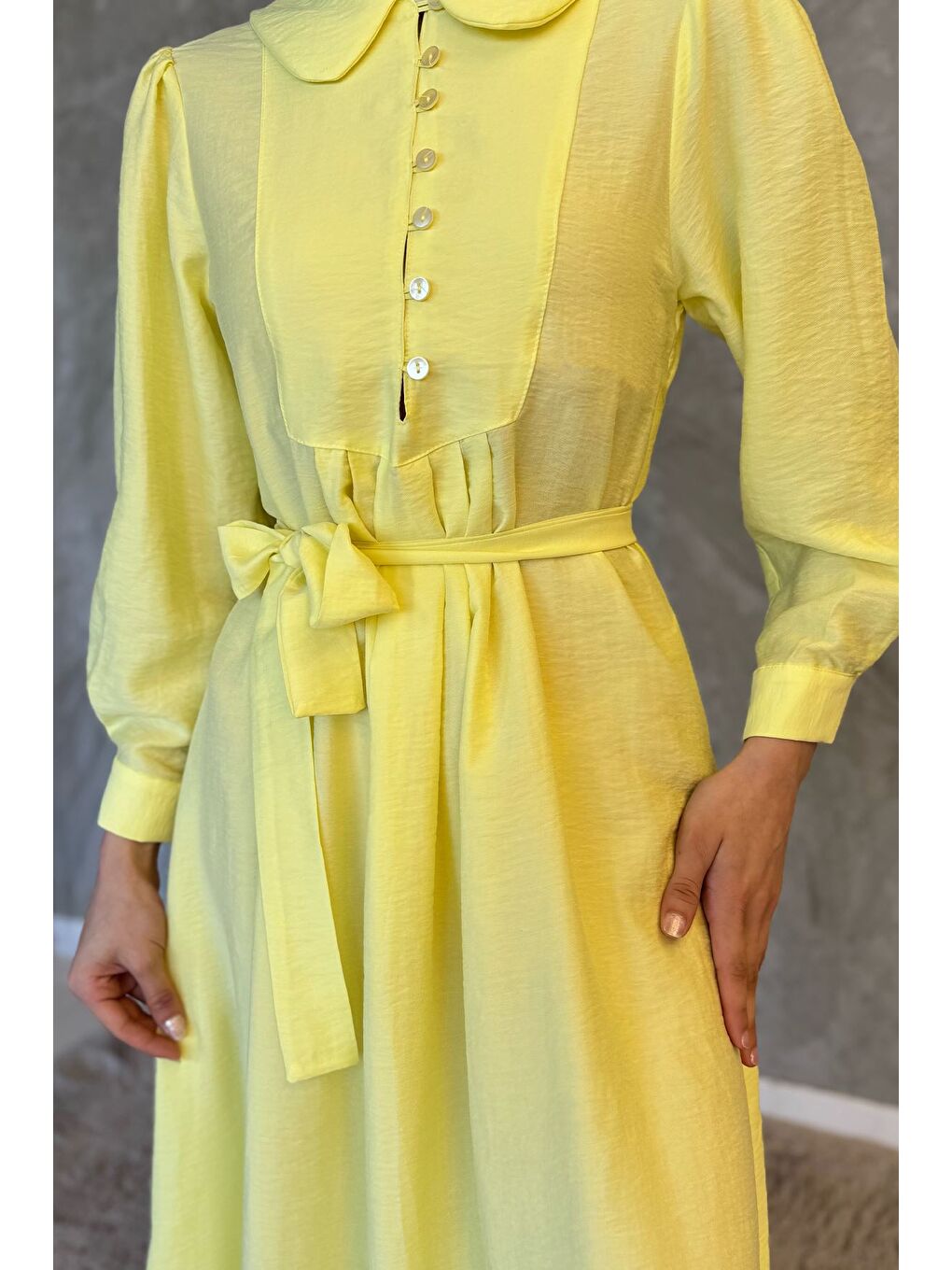 Sarı Bebe Yaka Ön Düğme Detaylı Pileli Kuşaklı Tesettür Elbise-4