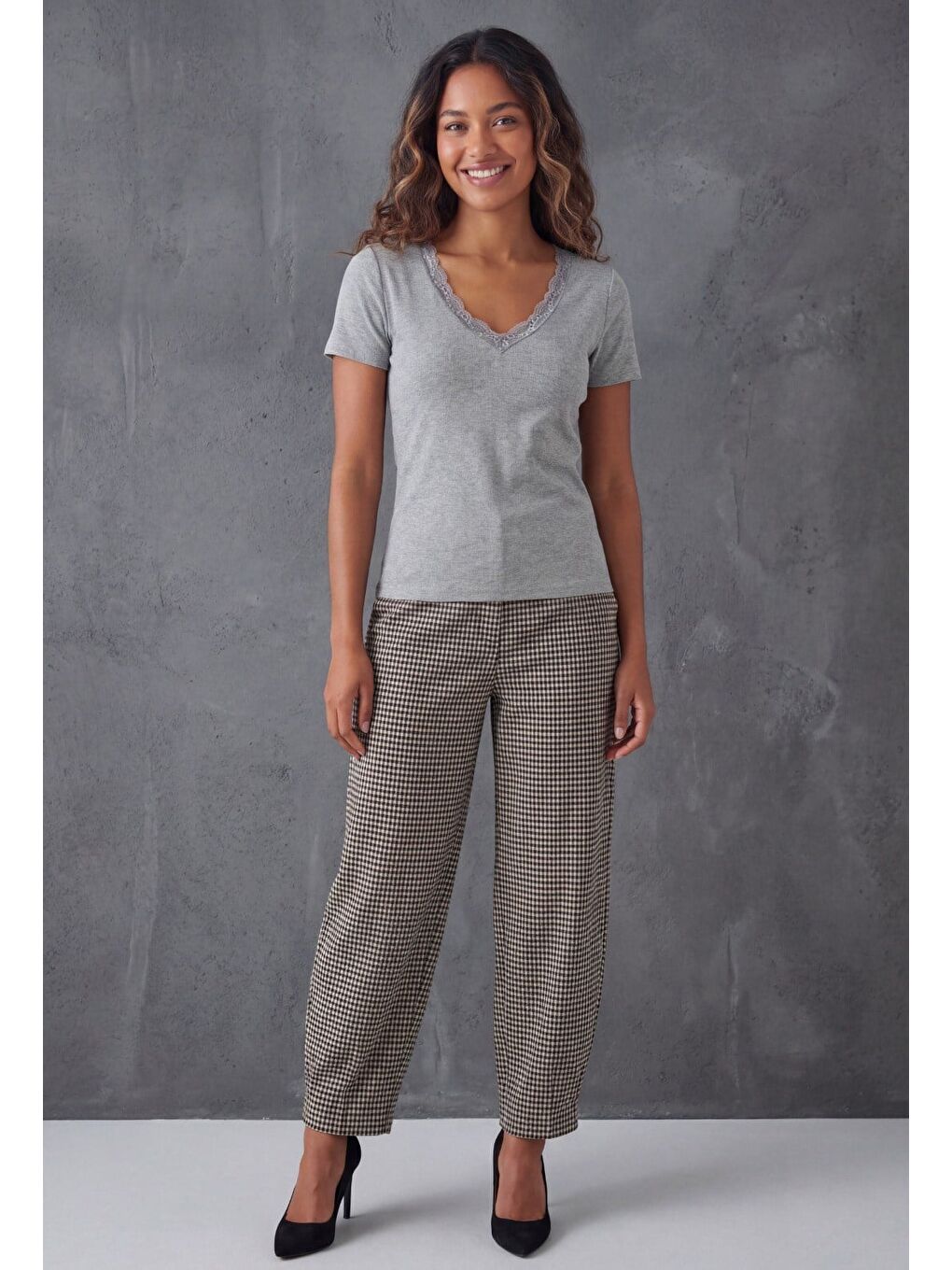 Gri V Yaka Dantelli Slim Fit Kadın Tişört Mg2683