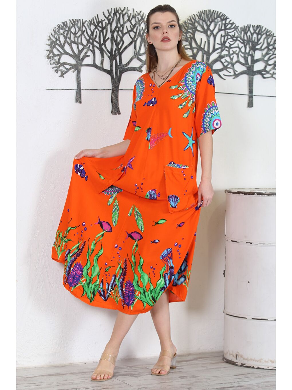 Turuncu V Yaka Kısa Kol Çift Cepli Allover Baskılı Casual Dokuma Elbise