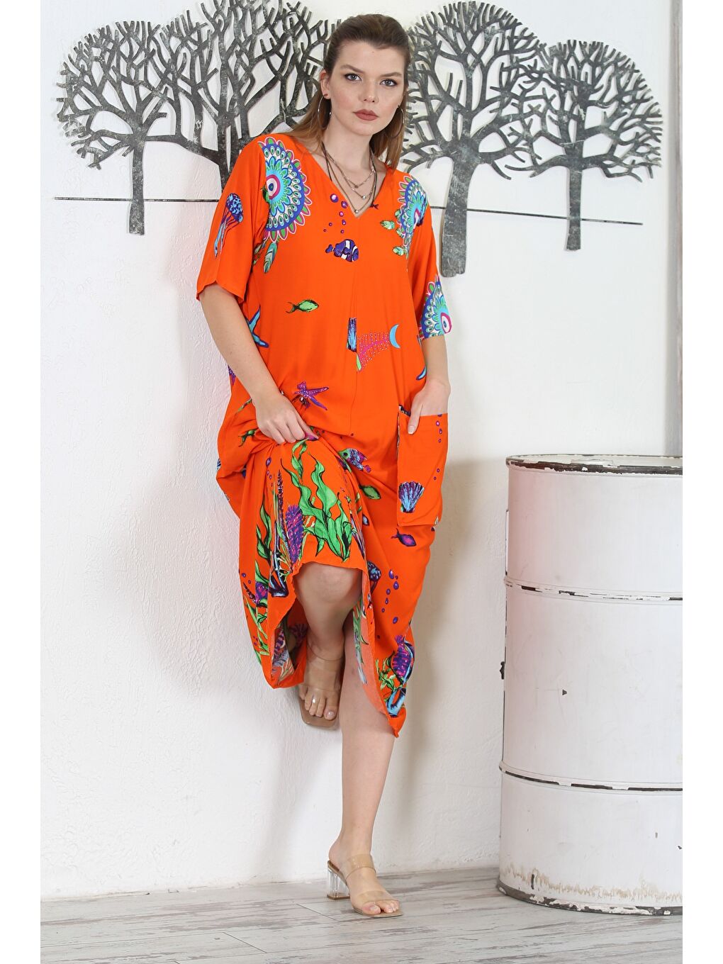 Turuncu V Yaka Kısa Kol Çift Cepli Allover Baskılı Casual Dokuma Elbise-1