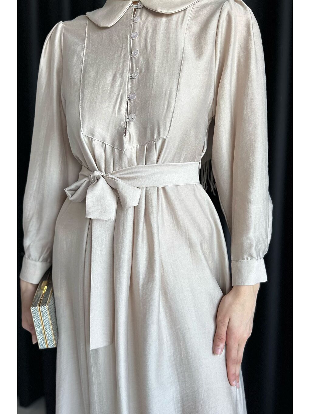 Bej Bebe Yaka Ön Düğme Detaylı Pileli Kuşaklı Tesettür Elbise-4