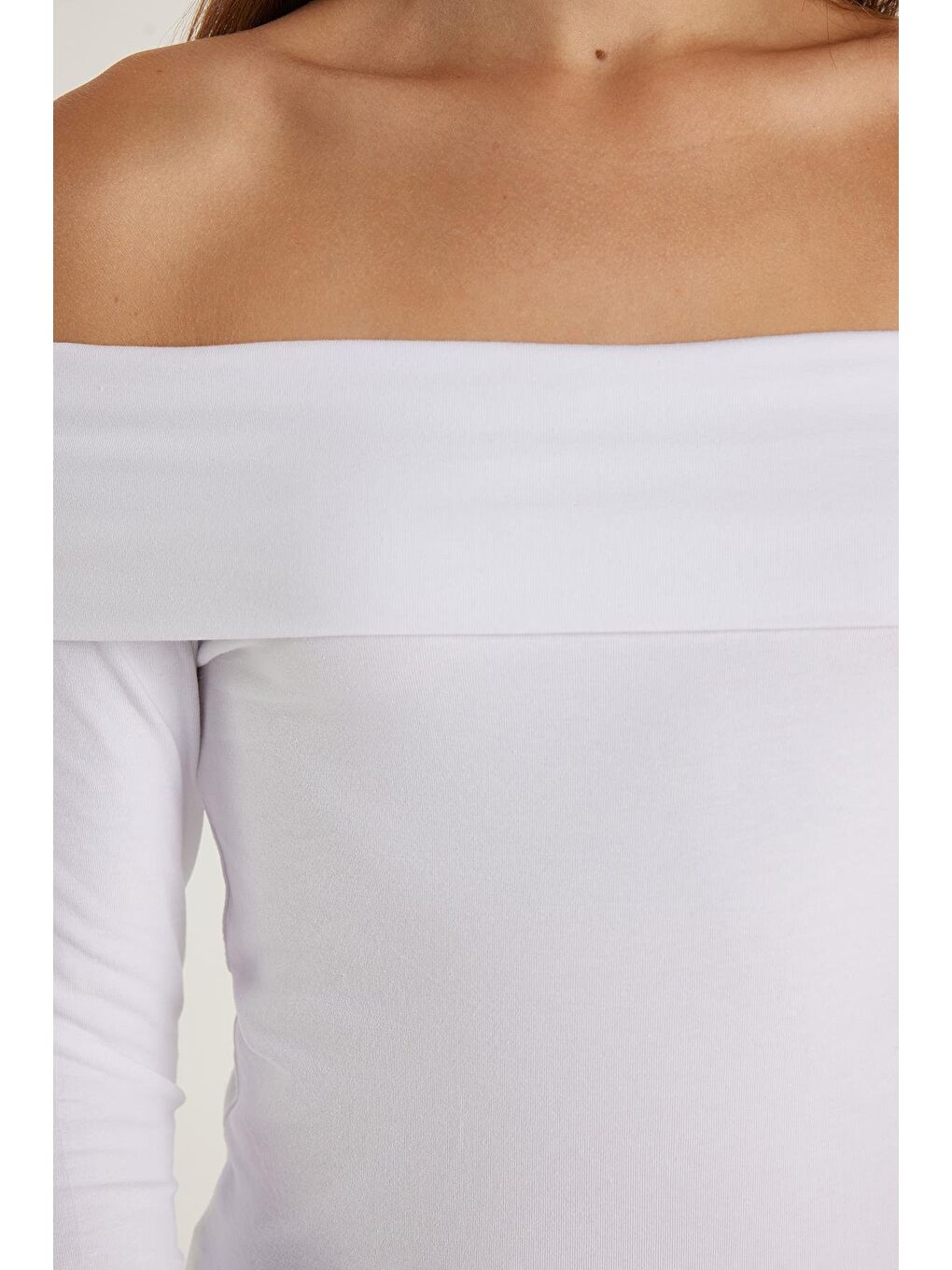 Kadın Slim Fit Dar Kesim Uzun Kol Kayık Yaka Beyaz Bluz-2