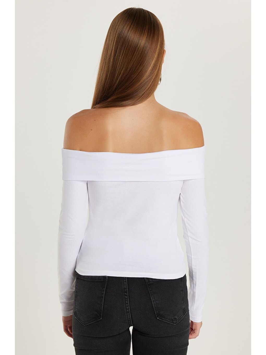 Kadın Slim Fit Dar Kesim Uzun Kol Kayık Yaka Beyaz Bluz-4