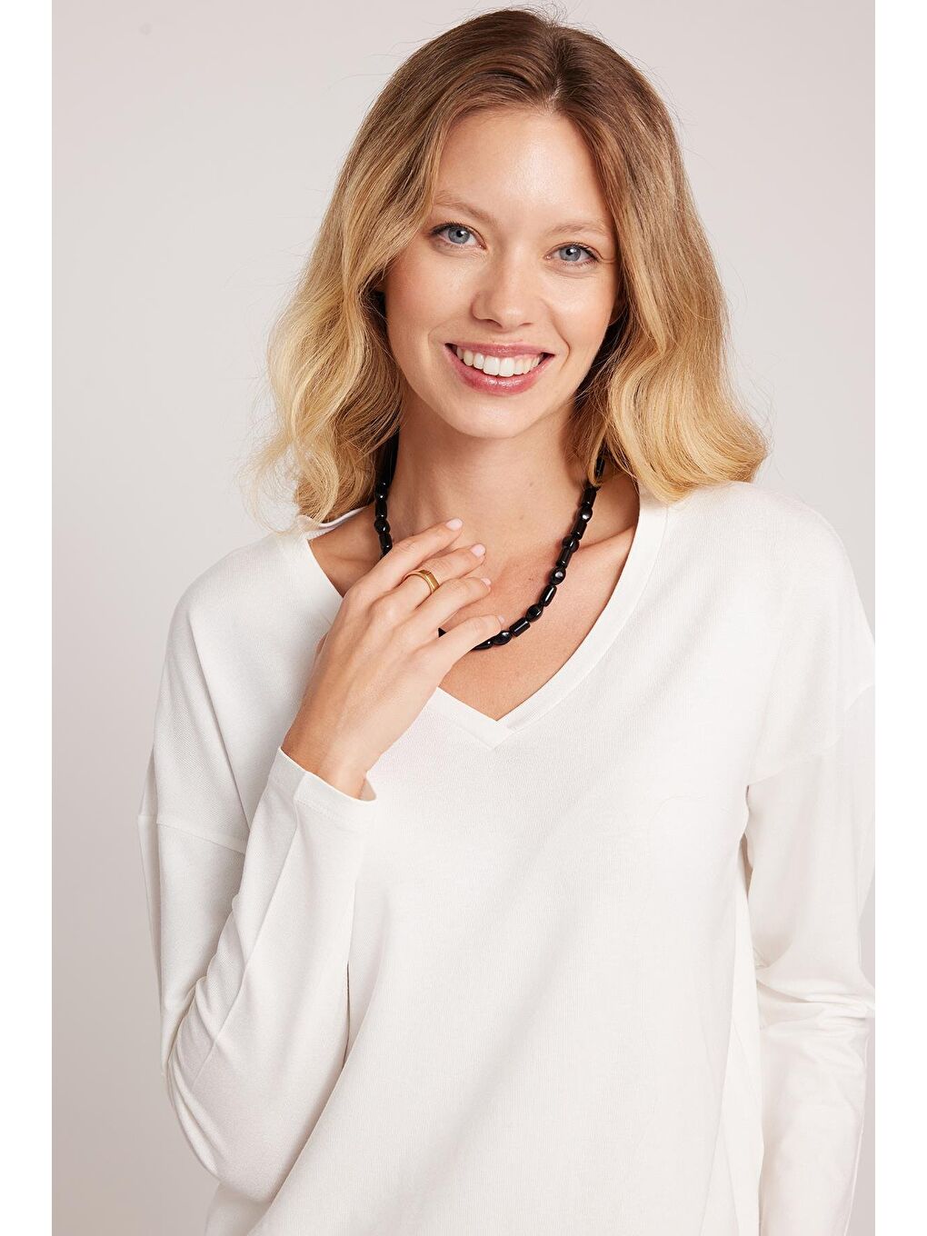 Kadın Slim Fit Dar Kesim Viskonlu Kumaş V Yaka Ekru Bluz