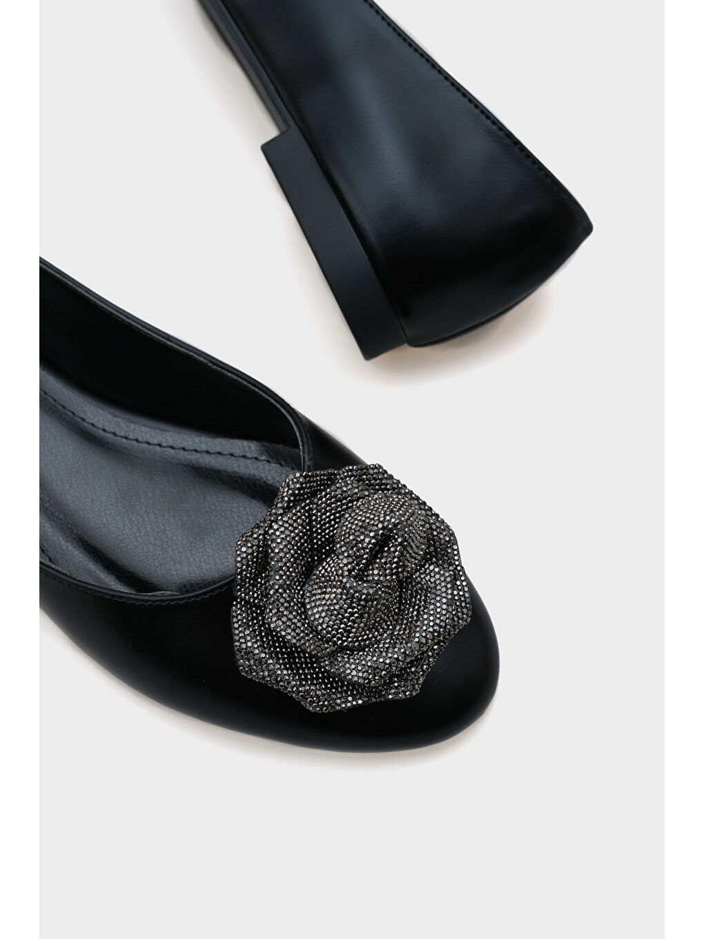 Siyah Audrey Yuvarlak Burunlu Taşlı Çiçekli Kadın Babet-2