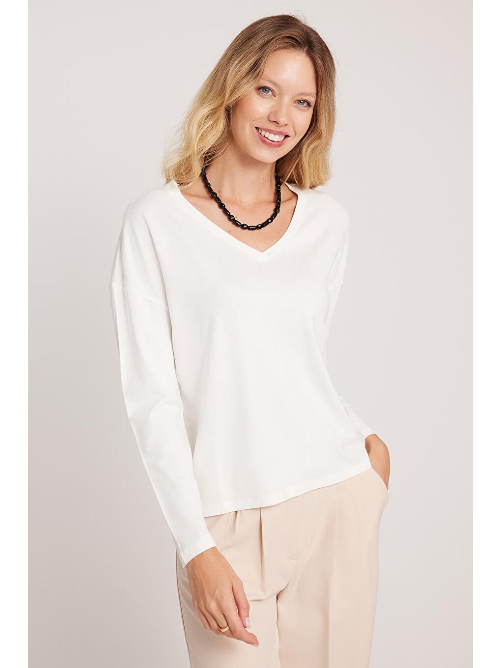 Kadın Slim Fit Dar Kesim Viskonlu Kumaş V Yaka Ekru Bluz-1