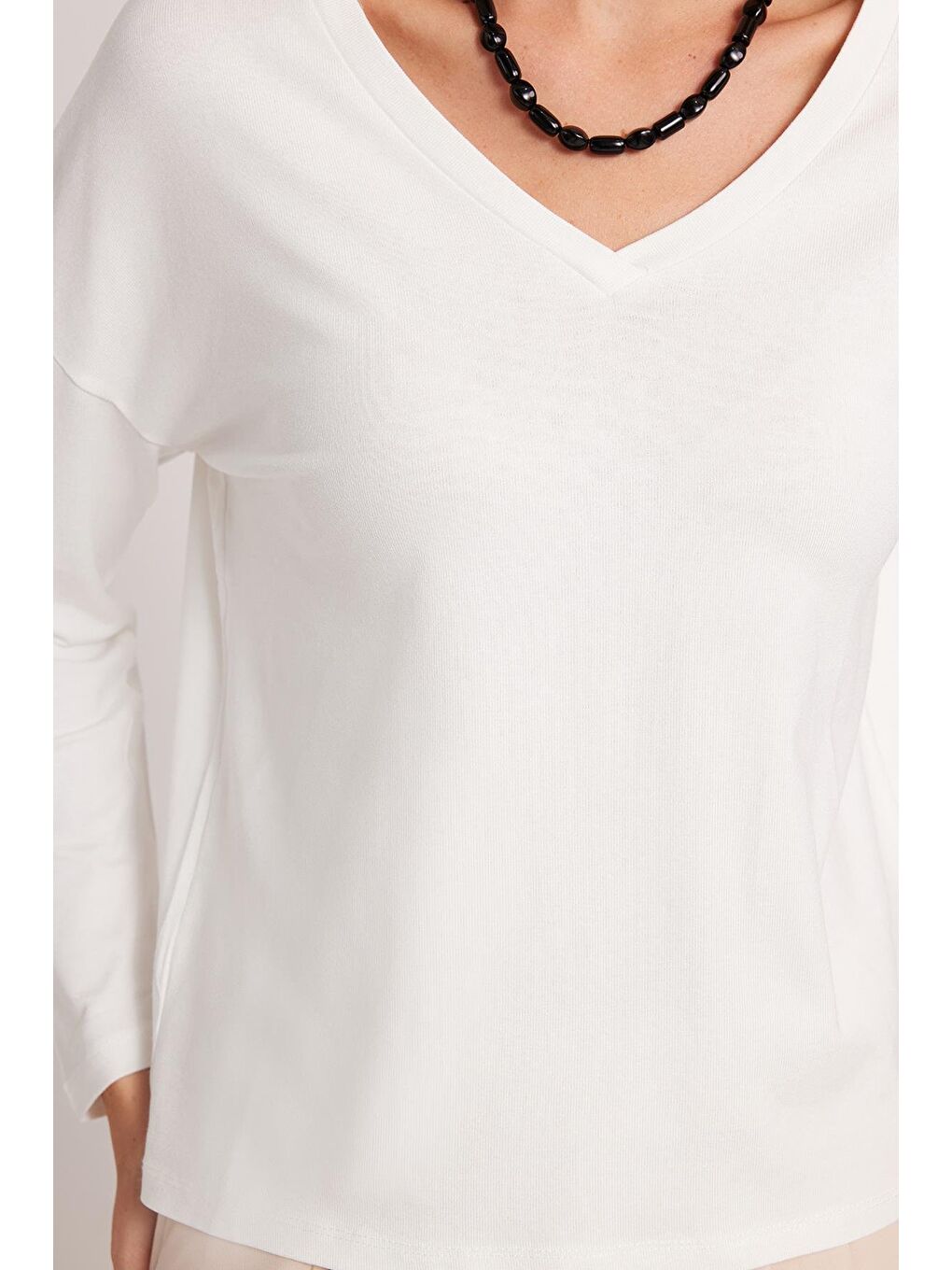 Kadın Slim Fit Dar Kesim Viskonlu Kumaş V Yaka Ekru Bluz-2